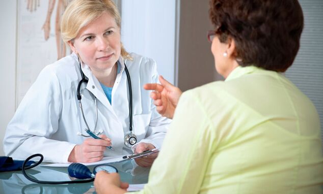 De Cardiologist gëtt de Patient iwwer d'Risiko Faktoren fir Hyperthirung